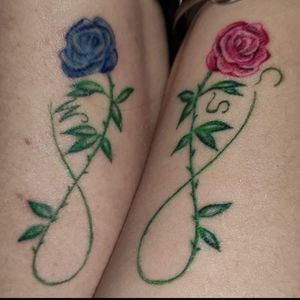 here are two tattoos in common between a mother and her daughter #mother #daugther #roses  #blue #pink 