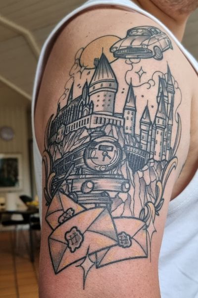 Hogwarts tatto, with the car and letters #harrypotter #Hogwarts 