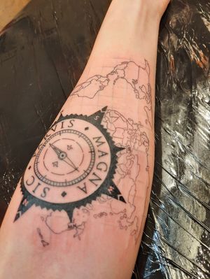 Kompass mit Weltkarte
