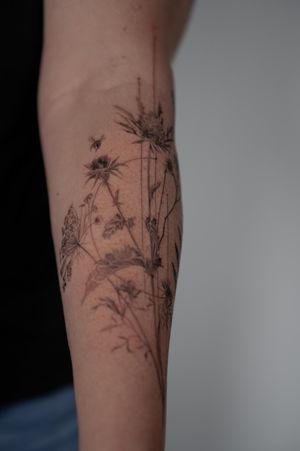 Floral tattoo by Naoko Tattoo in Paris. Instagram @naokotattoo #paris #tattooparis #naturetattoo #naokotattoo #finetattoo #tatouagefrance