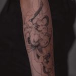 Fine Line snake and chrysanthemum tattoo by Naoko Tattoo in Paris, France #tatouagefrance #naokotattoo #naturetattoo #finetattoos #animalstattoo #snake #floraltattoo #finelinetattoo #blacktattoo 