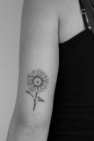 "Poesie ist wie ein Duft, der sich verflüchtigt unddabei in unserer Seele dieEssenz der Schönheit zurücklässt."#sunflower #sunflowertattoo #tattoos #tattoo #finelinetattoo #delicatetattoo #cutetattoos #smalltattoo #smalltattoos #sonnenblumentattoo #tattooart #artwork #floral #floraltattoo #flowers #botanical #zurich #zürich #paris #berlin #botanicaltattoo