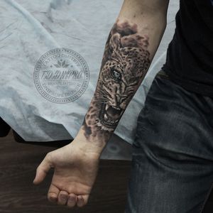 Leopard tattoos artist working - Yavtushenko