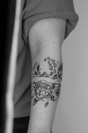 ✢ f l o r a l ✢┅┅┅#flower #flowertattoo #tattoos #tattoo #finelinetattoo #delicatetattoo #tattooart #artwork #floral #floraltattoo #flowers #botanical #zurich #zürich #paris #berlin #botanicaltattoo #naturetattoo #peonytattoo #peonytattoos #armbandtattoo #naturelover #blackwork #pfingstrosentattoo #inkedgirls #tattooinspiration
