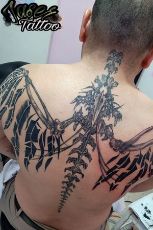 Tercera y última sesión de este tatuaje en la espalda a mano alzada ✒️#tattoo #tatuaje #espalda #bones #huesos #alas #jasertattoo