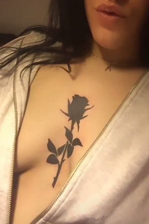 Tatuaje realizado por le_tato_tattoo Rosa total black entre los pechos.En el en el estudio @rizoma studioOs dejo mi instagram para que veáis más trabajos@le_tato_tattooUn saludo