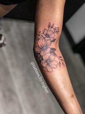 Fine line floral tattoo.