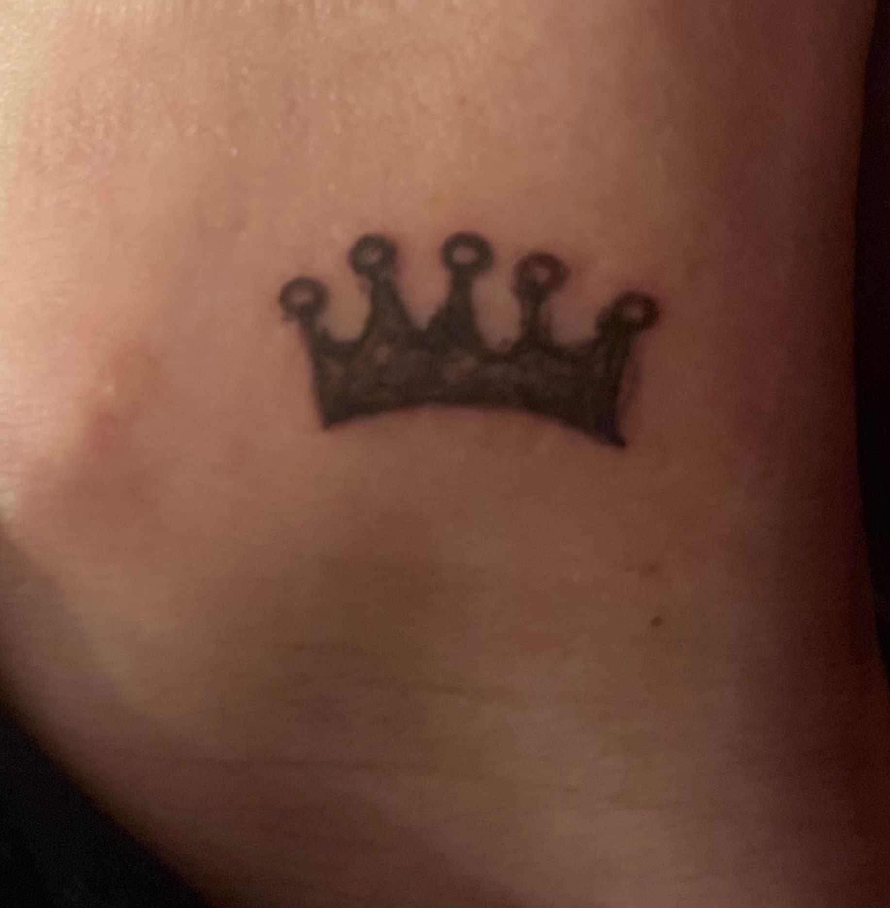 17 Stylish Queen Finger Tattoos