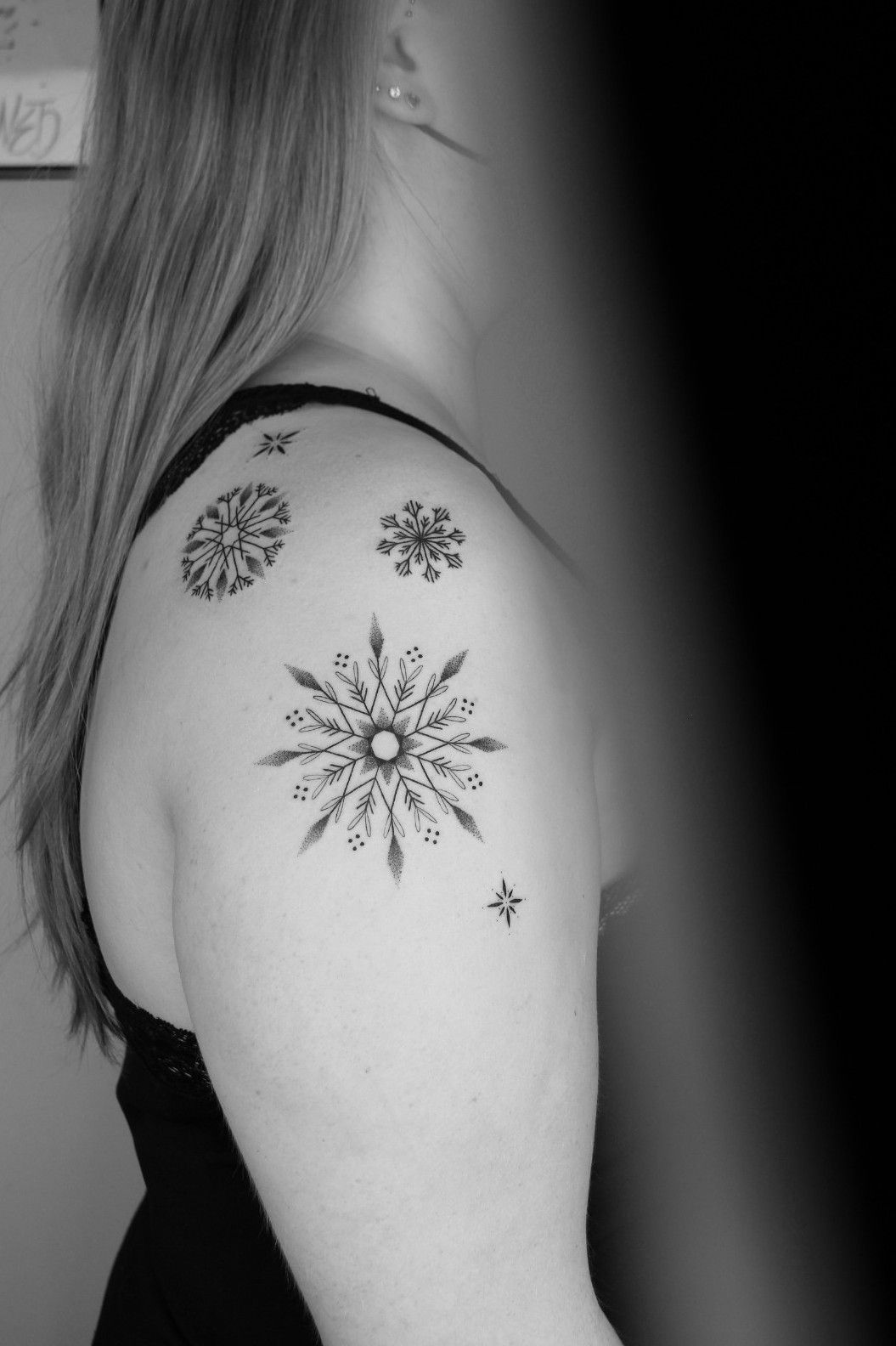 Shoulder Snowflake Tattoo | Snow flake tattoo, Trendy tattoos, Cool tattoos