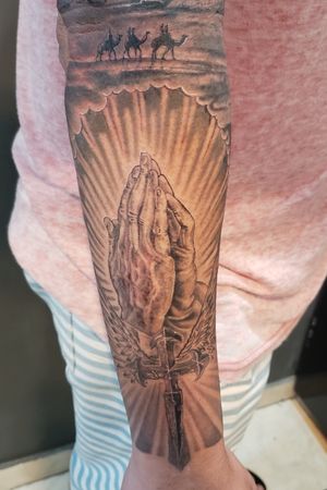 Tattoo tema sacro Parte de fora do ante braço.... Tema fé. S #fe #tattoofe #sacro #tattootemareligioso #preto e cinza #tattoorj #tattoocopacabana #tattoobrasil #tattootime #tattoohands #tattoofaight #tattooblessed #onedirection #tattoobrasil 