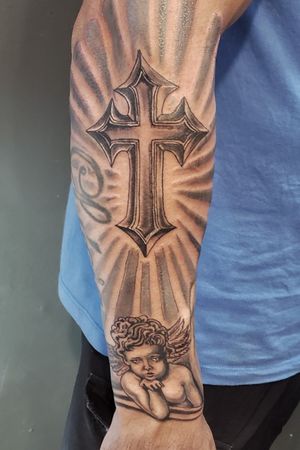 Tattoo cruz e anjos#tema sacro#saceotattoo #tattoosaint #balckgrey #pretoecinza #tattoopretoecinza #tattoolove #tattoorealistic #tattoorealista #temasacro #tattooangel #tattoolife #tattoorj #tattoobrasil 