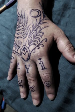 Tattoo indiana#indianatattoo #tattoocopacabamarj #tattoovrasil  #namastetattoorio #julionmtattoo #copacabanabeach #tattoosession #freehand 