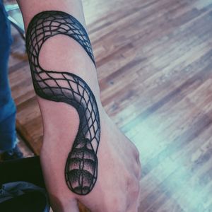 𓆙𓆙𓆙artist: Aaron Rodgers ig: @//blvckaarontattoo📍Ghost Light Tattoo Parlor (mke, wi)#snake #blackandgray #hand #forearm #wrap #cool #sick #milwaukee #wisconsin