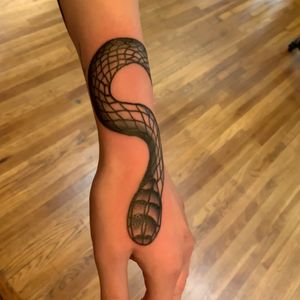 𓆙𓆙𓆙 artist: Aaron Rodgers ig: @//blvckaarontattoo 📍 Ghost Light Tattoo Parlor (mke, wi) #snake #black #hand #forearm #wrap #milwaukee #wisconsin