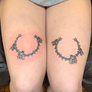 🐝🐝🐝 knees artist: Aaron Rodgers ig: @//blvckaarontattoo 📍Ghost Light Tattoo Parlor (mke, wi) #bees #beesknees #pun #abovetheknee #thigh #blackandgray #whitehighlights #milwaukee #wisconsin