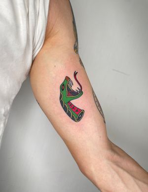 Snake 🐍.#bcnttt #inked #inking #inkaddictvzla #tattoo #tattoos #tatuaje #tattooed #tattooer #tattoofamily #tattooart #tattooink #tattoowork #snake #snaketattoo #traditional #traditionaltattoo #traditionaltattoo #radiant #radiantcolorsink #barcelonatattoo #familytattoo #tatuadoresenespaña #family #inkdustybcn
