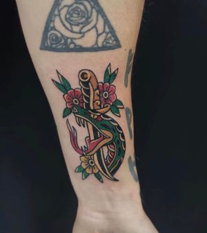 Snake 🐍 . #bcnttt #inked #inking #inkaddictvzla #tattoo #tattoos #tatuaje #tattooed #tattooer #tattoofamily #tattooart #tattooink #tattoowork #snake #snaketattoo #traditional #traditionaltattoo #traditionaltattoo #radiant #radiantcolorsink #barcelonatattoo #familytattoo #tatuadoresenespaña #family #inkdustybcn 