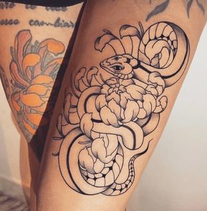 Neo Traditional Snake and chrysanthemum 
#tattooinrome #rometattoos #tattoodo #tattoo #familinktattoo #larasalomonetattoo 