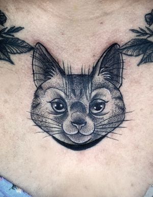 Tatuaje gato en pecho 