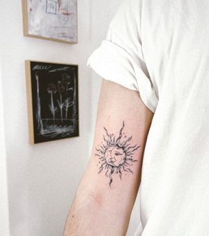 #sunandmoon #sunandmoontattoo #minimaltattoo #blackboldsociety #blxckink #oldlines #tattoosandflash #darkartists #topclasstattooing #inked #tattoodo #tttism