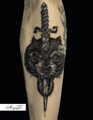 Tatuaje lobo con daga