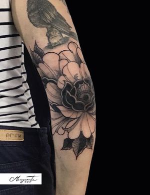 tatuaje flor en codo 