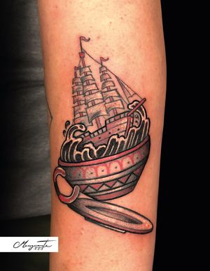 Barco pirata en tasa de té