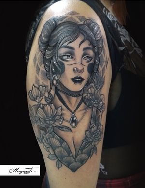 tatuaje chica con mandala