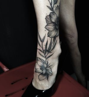 @sfb.ink #tattoos #blacktattooing#blacktattooart #tattoodo #everythingwithlove#freehand #floral #flowers #blackwork#simonefrancescobellese