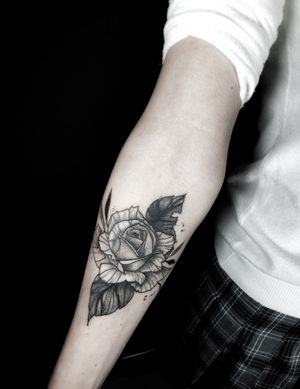 @sfb.ink #tattoos #blacktattooing#blacktattooart #tattoodo #everythingwithlove#floral #flowers #blackwork#simonefrancescobellese #rose