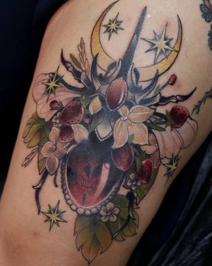 Strawberry Bug 
Free reign
#insecttattoo #bugtattoo #strawberrytattoo #strawberries #bugs #thightattoo #thightattoos #neotraditionaltattoo #colourtattoo #halfmoon #jewellery #jewellerytattoo #wandaltattoo