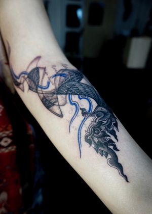 𝙄𝙂: 𝙣𝙖𝙩𝙚_𝙩𝙝𝙖𝙞𝙡𝙖𝙣𝙙 🌿 Blackwork Thai Naga tattoo with abstract flow by a tattoo artist in Chiang Mi, Thailand