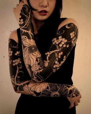 Blackwork sleeves made by Gakkin. #sleeves #blackworksleeve #flowertattoo #blackwork #gakkin