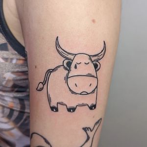 Get a beautifully detailed cow tattoo with intricate horns on your upper arm in London. Perfect for nature lovers and art enthusiasts alike.