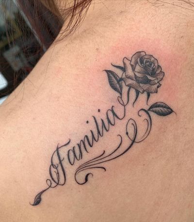 Familia 🌹✨ . . . . #finelinetattoo #fineline #rosetattoo #rose #family #familytattoo #familia #tattoo #inked #lettering #cursive #luisvazquez #luisvazqueztattoo