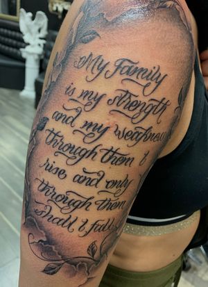 He’s a skin break with a feminine approach 🌹 and some lettering 💫....#quotetattoo #quote #lettering #letteringtattoo #blackngrey #blackngreytattoo #luisvazquez #luisvazqueztatoo