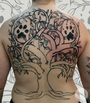 Second session on this tree back piece. Added the paw prints and started finishing up the linework. No shading on this one for now since the client wants to add more names into the branches later on.
#familytree #pets #pawprint #dog #tree 