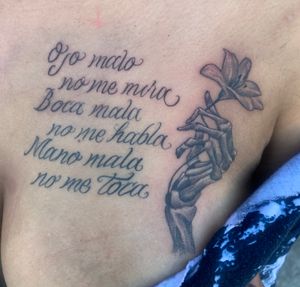 Quote and skeleton hand 🌹✨ . . . . #quote #quotetatoo #skeletonhand #skeletonhandandflower #flowertattoo #blackbgrey #blackngreyatattoo #luisvazquez #luisvazqueztatoo