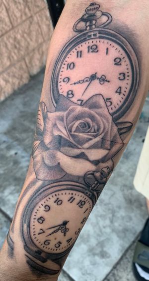 Classic Tattoo Design 🔥 . . . . #pocketwatch #pocketwatchandroses #pocketwatchandrosestattoo #classictattoo #rosetattoo #tattoo #blackngrey #blackngreytattoo #luisvazquez #luisvazqueztattol