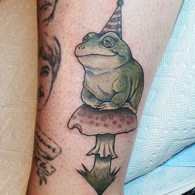 Freehand party frog . . . #frog #mushroom #earthtones #party #cottagecore 