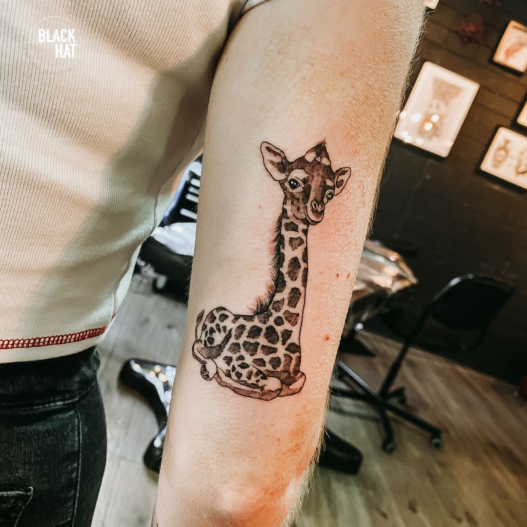 Tattoo uploaded by Zenky • Geometric giraffe tattoo Line work geometric  Style #jirafa #giraffetattoo #lineas #wildlifetattoo #lines #linework  #lineworktattoo #blacktattoo #tatuajedeanimal #geometrictattoo #linestattoo  #geometric #animaltattoo ...