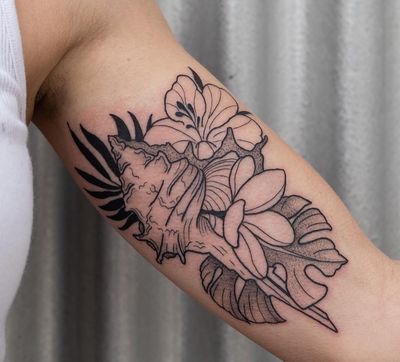 Conch with Tropical Flowers & Foliage for Alicia! Bookings? www.heydalia.com/contact