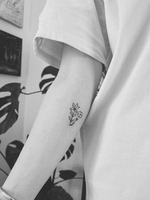 #flowers #flowerstattoo #grandparents #grandparentsdraws #linework #fineline #minimalism #minimaltattoo #blackboldsociety #blxckink #oldlines #tattoosandflash #darkartists #topclasstattooing #inked #inkedgirl #tattoodo #tttism