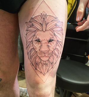Discover the striking blackwork design of a lion created by tattoo artist Frankie Brown. Perfect for those who love geometric tattoos.