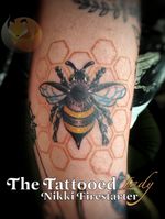 Lil bee 🥺 part of a sleeve in progress. We're debating on whether to leave the honeycombs as outlines or to do some sort of fill, like some shading or a pattern or somn. Linework here is all healed; shading and color is fresh. 🐝🐝🐝🐝🐝🐝🐝🐝🐝🐝🐝🐝 . . . . #tattoos #BodyArt #BodyMod #modification #ink #art #QueerArtist #QueerTattooist #MnArtist #MnTattoo #TattooArt #TattooDesign #TheTattooedLady #TattooedLadyMN #NikkiFirestarter #FirestarterTattoos #firestarter #MinnesotaTattoo #MNtattooers #DarkLab #FKiron #EternalInk #Saniderm #H2Ocean #bee #AmericanTraditional #BeeTattoo #ColorTattoo #OldSchool #TraditionalTattoo 