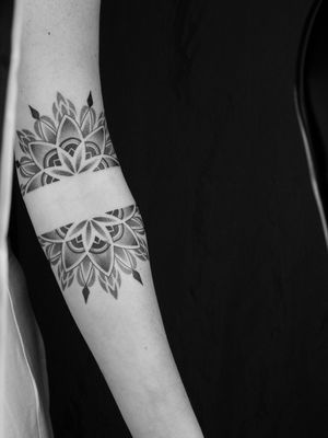 ✢ Half & half mandala: Thanks so much for choosing me for this fun project Iara. ✢done @schwarztraeumer 🖤---#tattoo #mandala #mandalatattoo #mandalatattoos #dotworktattoo #delicatetattoos #armtattoo #armbandtattoo #illustration #ilistrationtattoo #finelinetattoo #femaletattooartist #girlswithtattoos #winterthur #schwarzträumer #linetattoo #lines #finelines #berlintattoo #paris #paristattoo #tattooart #tattoodesign 