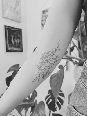 #flowers #flowerstattoo #linework #fineline #minimalism #minimaltattoo #blackboldsociety #blxckink #oldlines #tattoosandflash #darkartists #topclasstattooing #inked #inkedgirl #tattoodo #tttism
