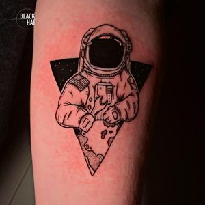 Today is the international day of human space flight 👨‍🚀 Niall did a great tattoo to celebrate the day!
Book here : hello@blackhatdublin.com @bloom_tattoo
#tattooflash #tattooing #tattoosofinstagram #tattoostudio #tattooink #tattoodesign #tattooist #tattooed #inkaddict #tattoolove #tattoos #symboltattoo #tattooartist #tattoolife #tattooshop #tattoo #tattoooftheday #astattoo #inked #bodyart #inkedup #spacetattoo #space