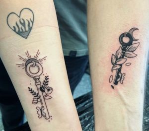 Couple tattoos #coupletattoos #finelinetattoo #keys #smalltattoo #cutetattoos #amsterdamtattoo #claudiafedorovici