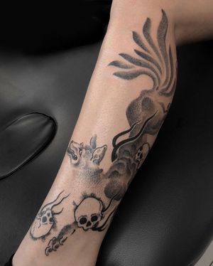 Unique blackwork and dotwork design by FKM TATTOO, combining the motifs of a fox and a skull in a traditional Japanese style.